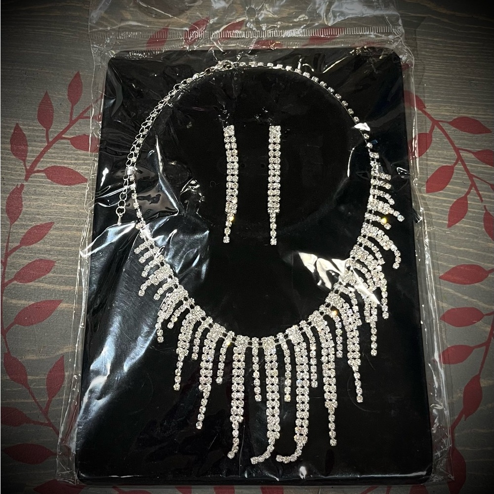 💎 Elegant Silver Necklace and Earring Set